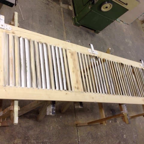 Fensterläden zur Aufarbeitung auf Werkbank in Werkstatt