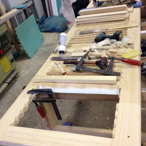 Fensterläden auf Werkbank mit Werkzeug Tischlerei Hecker