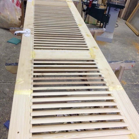 Fensterläden nach Maß aus hellem Holz in Werkstatt