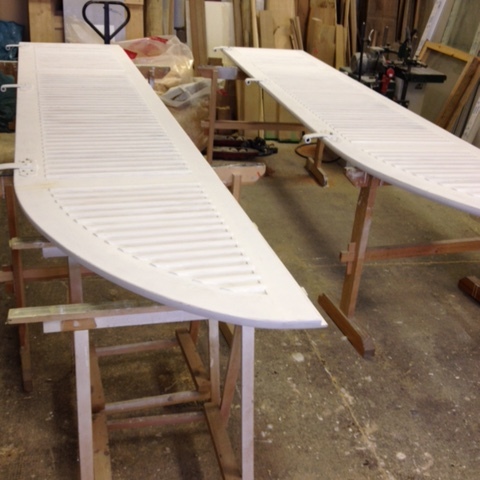 Zwei Fensterläden auf Werkbänken in Tischlerei