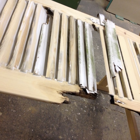 Kaputte Fensterläden zur Aufarbeitung in Tischlerei