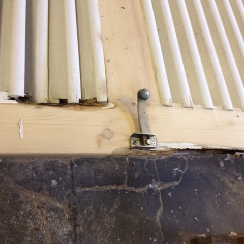 Fensterläden in der Werkstatt zur Weiterverarbeitung