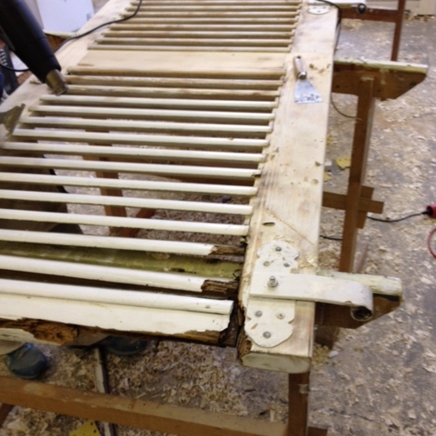 Alte, gebrochene Fensterläden auf Werkbank in Tischlerei