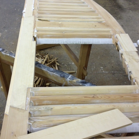 Fensterläden mit gebrochenen Elementen zur Aufarbeitung in Tischlerei