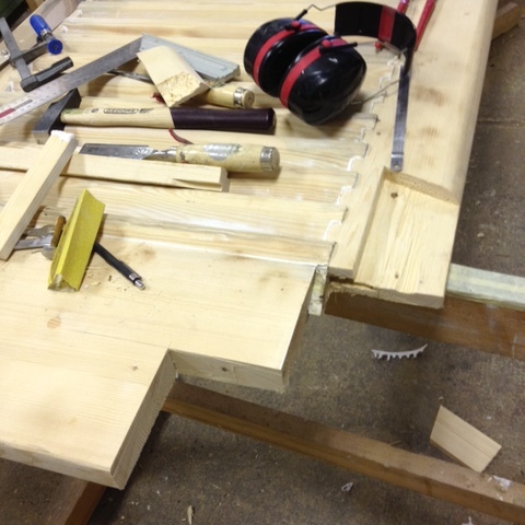 Fensterläden beladen mit Werkzeug