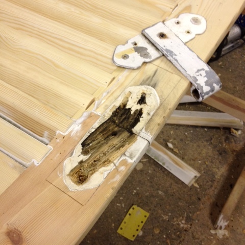 Fensterläden aus hellem Holz mit gebrochenem Schanier