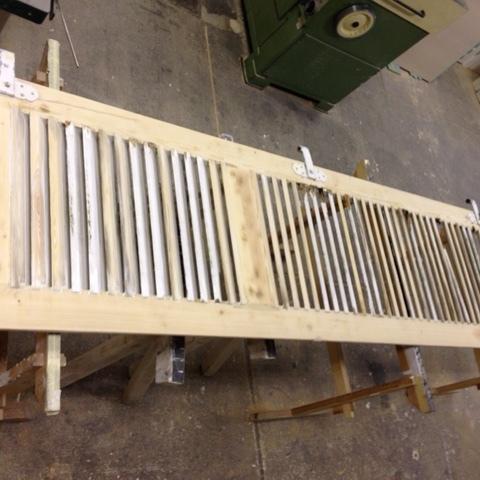 Fensterläden zur Aufarbeitung auf Werkbank in Werkstatt