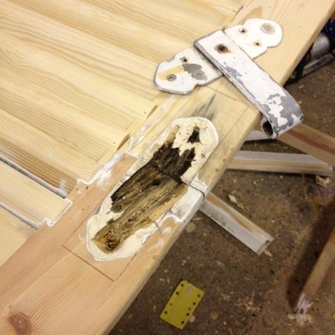 Fensterläden aus hellem Holz mit gebrochenem Schanier