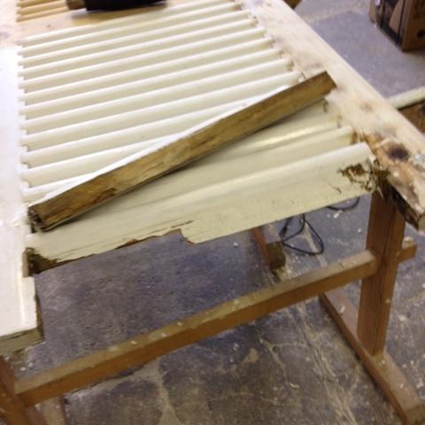 Reparatur von gebrochenen Holzelementen eines Fensterladens