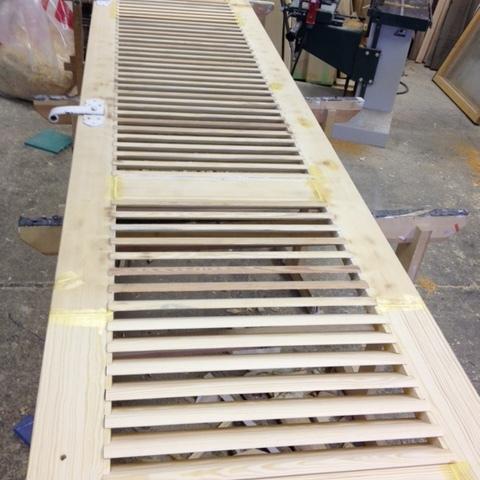 Fensterläden nach Maß aus hellem Holz in Werkstatt