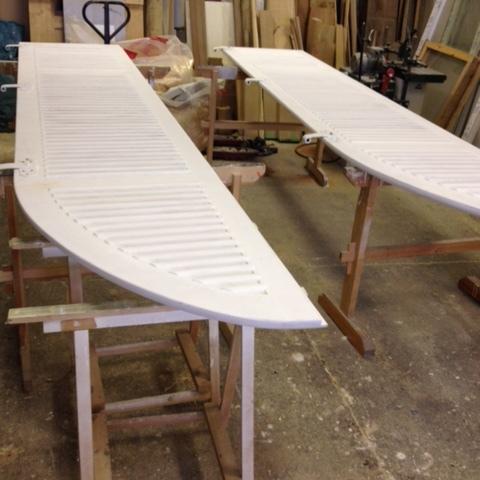 Zwei Fensterläden auf Werkbänken in Tischlerei