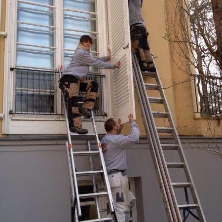 Einbau von Fensterläden nach Maß von drei Mitarbeitern Tischlerei Hecker