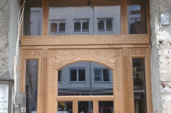 Eingangstür in Fassader aus Eichenholz mit Glaselementen