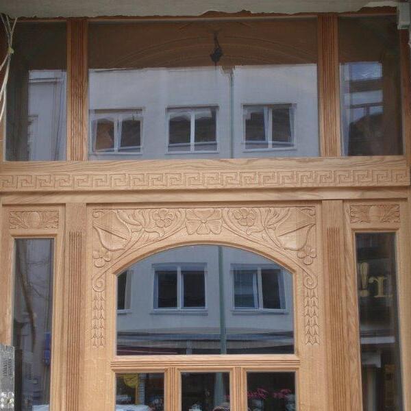 Eingangstür in Fassader aus Eichenholz mit Glaselementen