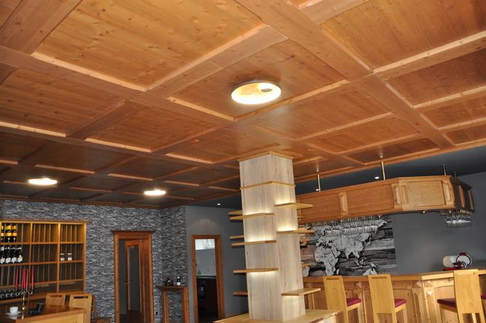 Holzdecke in Ladeneinrichtung