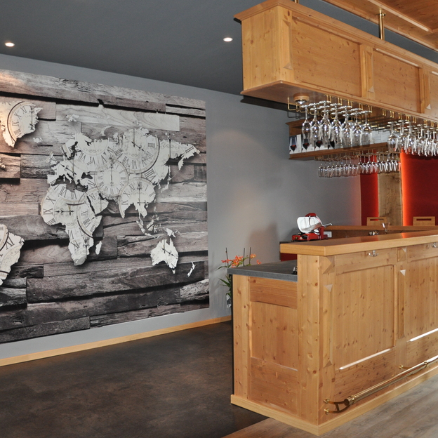 Holztheke in Ladeneinrichtung neben großem Bild von Weltkarte