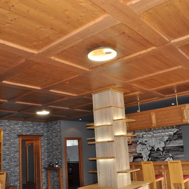 Holzdecke in Ladeneinrichtung