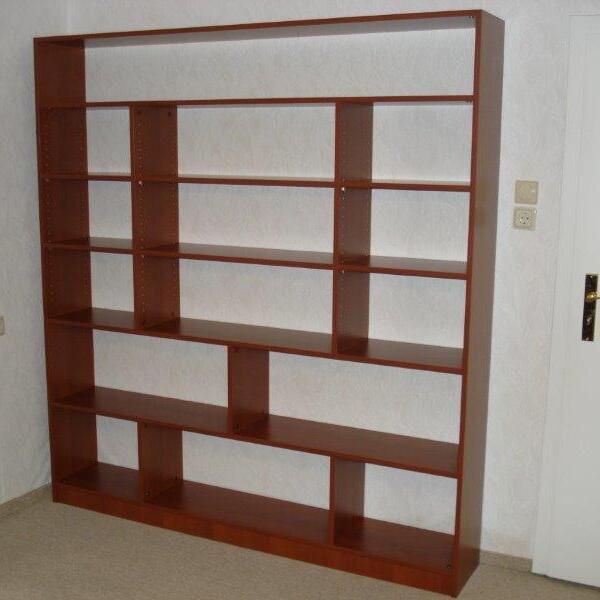 Ein großes, freistehendes Regal nach Maß in braunem Finish, leer und bereit zur Befüllung in einem hellen Raum.