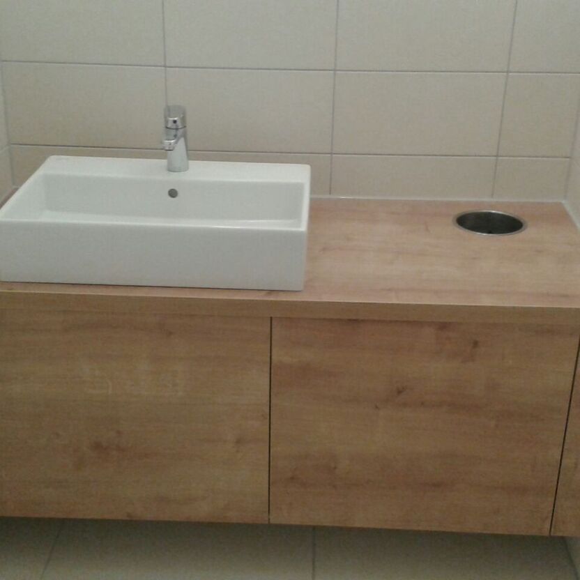 Weißes Waschbecken auf Badschrank aus hellem Holz