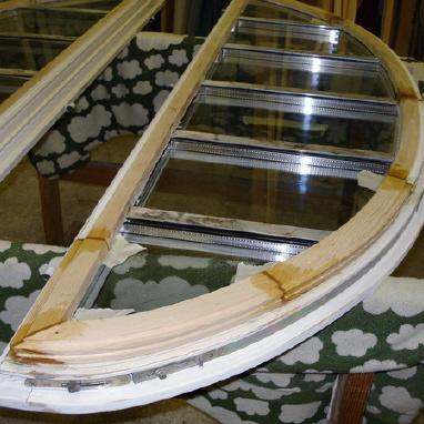 Runde Fenster nach Maß auf Werkbank