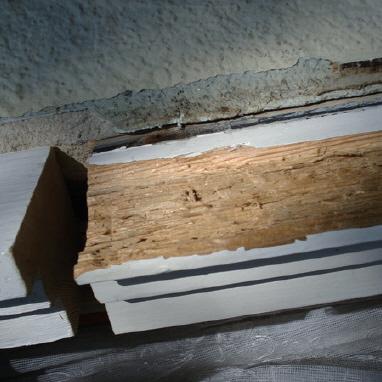 Gebrochener Fensterrahmen zur Reparatur in Tischlerei