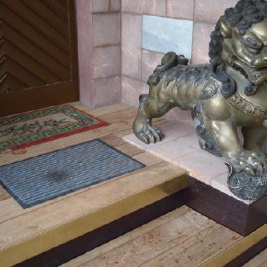 Treppenaufgang nach Maß aus hellem und dunklem Holz Tischlerei Hecker