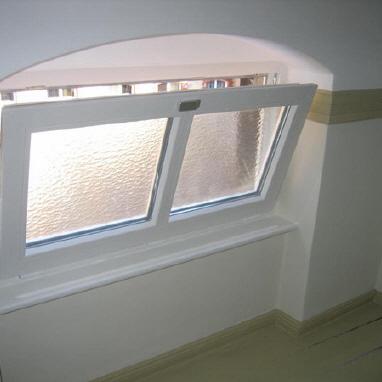 Zweiteiliges Fenster, halb geöffnet