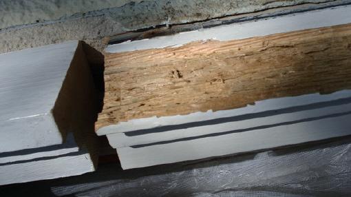 Gebrochener Fensterrahmen zur Reparatur in Tischlerei Gebrochener Fensterrahmen zur Reparatur in Tischlerei