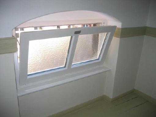 Zweiteiliges Fenster, halb geöffnet