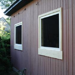 Zwei Fenster in Holzfassade