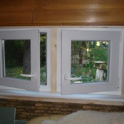 Fenster in Holzwand geöffnet