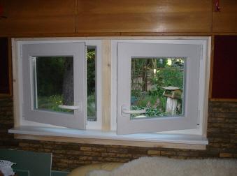 Fenster in Holzwand geöffnet