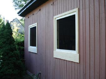 Zwei Fenster in Holzfassade