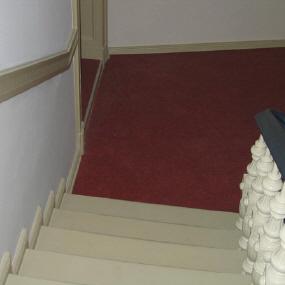 Treppenstufen mit individuellem Geländer Treppenstufen mit individuellem Geländer in weißer Farbe