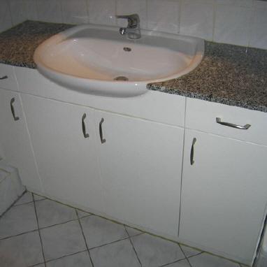 Weißes Waschbecken eingelassen in Waschbeckenunterschrank