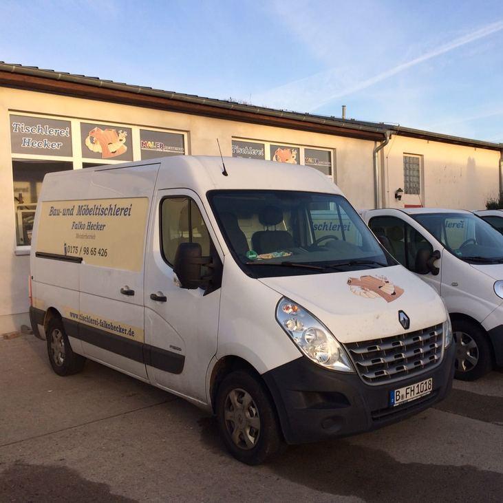 Kleiner Transporter mit Aufschrift Tischlerei Hecker
