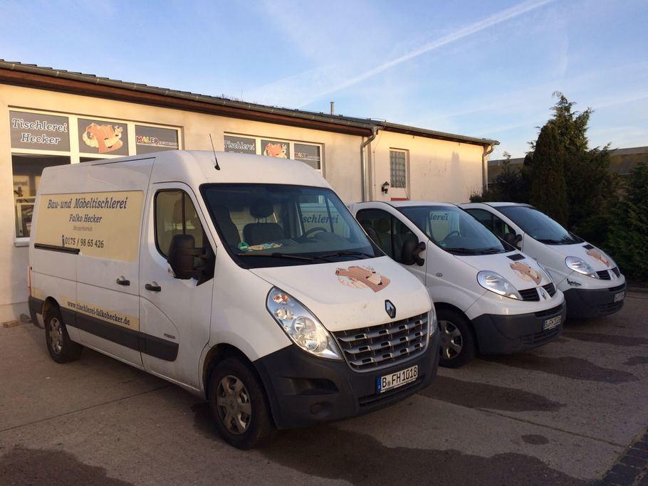Kleiner Transporter mit Aufschrift Tischlerei Hecker