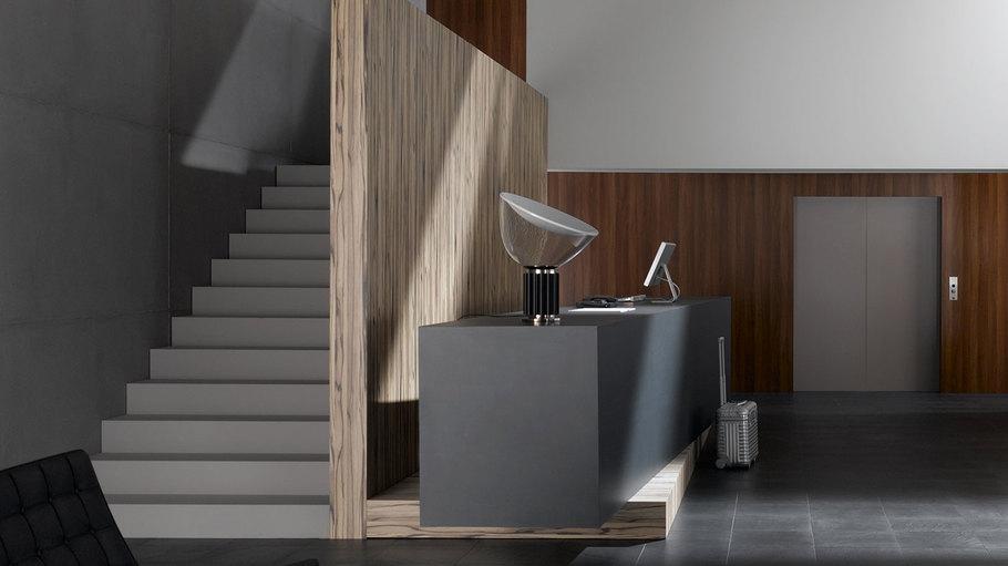 Hotelappartment Untergeschoss mit Holzmobiliar Hotelappartment Untergeschoss mit Holzmobiliar, dunklem Parkett und Treppenaufstieg