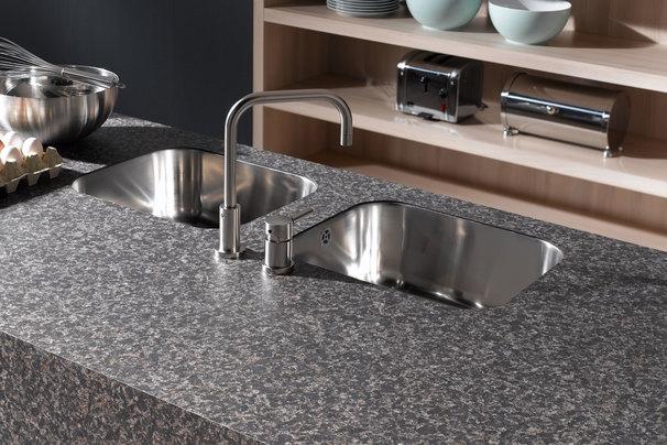 Detailaufnahme einer Arbeitsplatte in Steinoptik mit integriertem Doppelspülbecken
