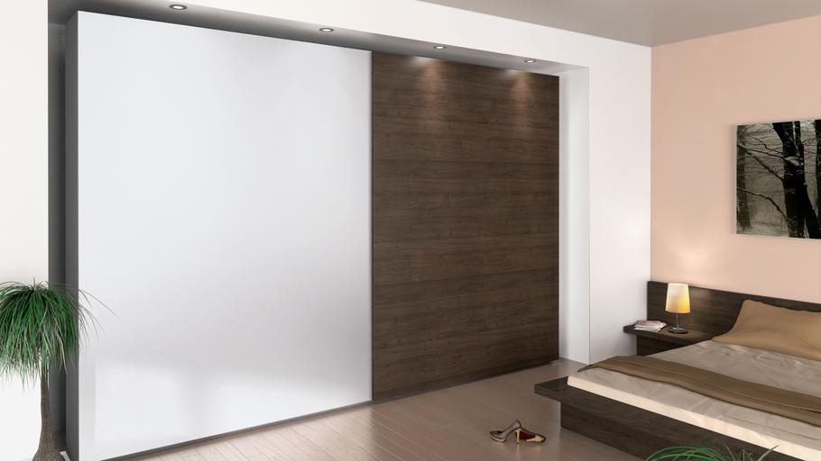 Schlafzimmerimpression mit Einbauschiebetürenschrank in weißer und dunkler Lackierung kombiniert.