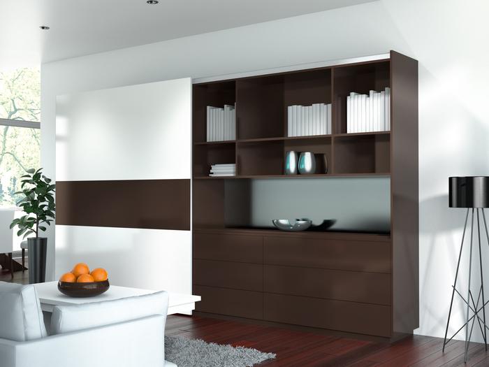 Impression einer weißen Schrankwand mit dunkler Vitrinenkombination