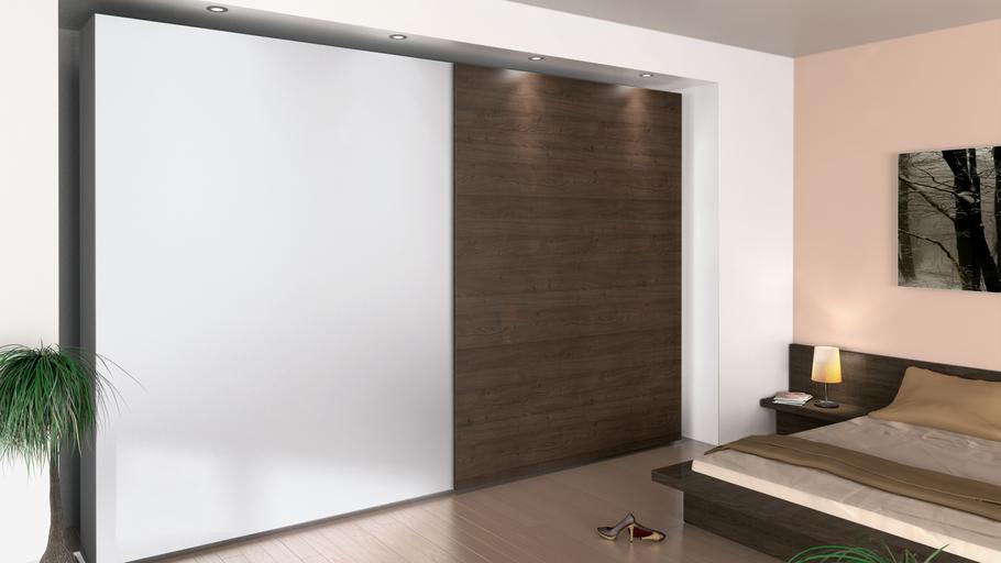 Schlafzimmerimpression mit Einbauschiebetürenschrank Schlafzimmerimpression mit Einbauschiebetürenschrank in weißer und dunkler Lackierung kombiniert.