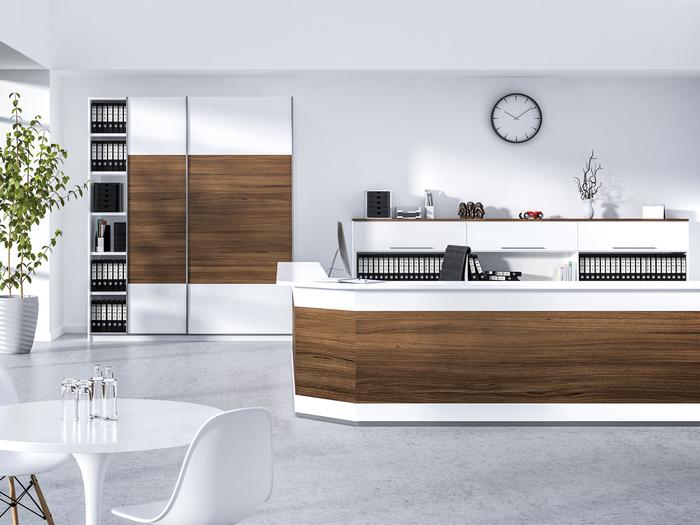 Küchenimpression in weiß mit dunkleren Holzakzenten und kleinem Esstisch