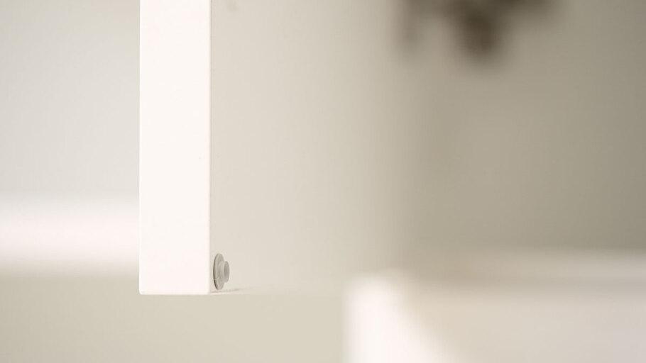 Detailaufnahme Fischauge an weißer Schranktür zur Materialerhaltung