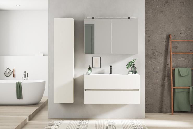 Maßgefertigtes Bad mit schlichtem weißen Waschtisch, Spiegelschrank und betonfarbenen Wänden für einen modernen, puristischen Look.