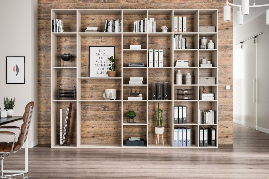 Geräumiges, großes maßgefertigtes Regal Ein großes, helles Regal nach Maß, gefüllt mit Büchern und Dekorationen, vor einer Wand mit Holzoptik.